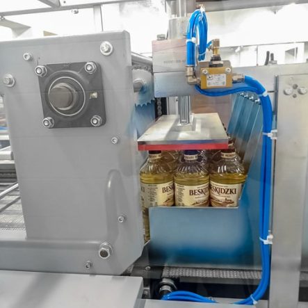 Automated beverage bottling machines for carbonated drinks